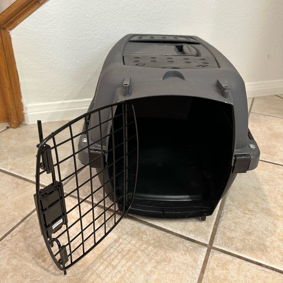 Small Cat/Dog Kennel - Picture 2 of 6